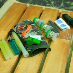 Componentes internos do kits sobrevivência de cursos especiais.